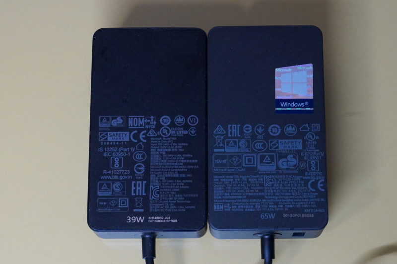 右側がSurface Laptop Goに付属の39W ACアダプタ、右がSurface Pro 7やSurface Laptop 3などに添付されている60+5WのACアダプタ