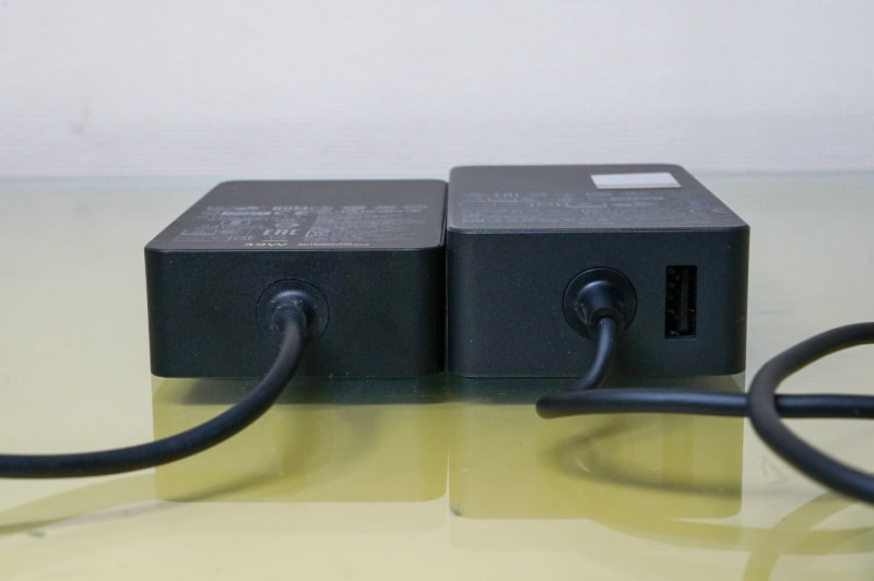 右側がSurface Laptop Goに付属の39W ACアダプタ、右がSurface Pro 7やSurface Laptop 3などに添付されている60+5WのACアダプタ