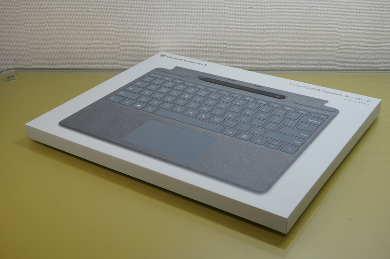 フォリオキーボード(プラチナ)の外箱