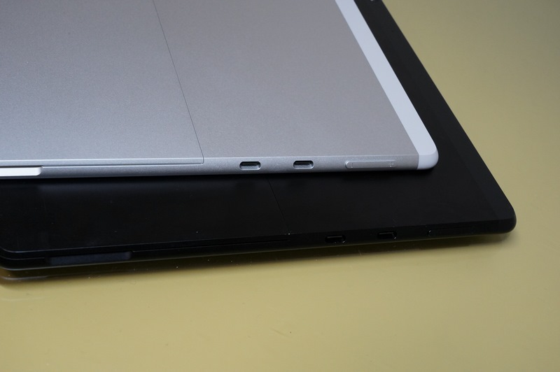 プラチナとマットブラックの比較。ディスプレイ側から見ると、どちらも同じように見えるがディスプレイ縁が違っていることがわかる