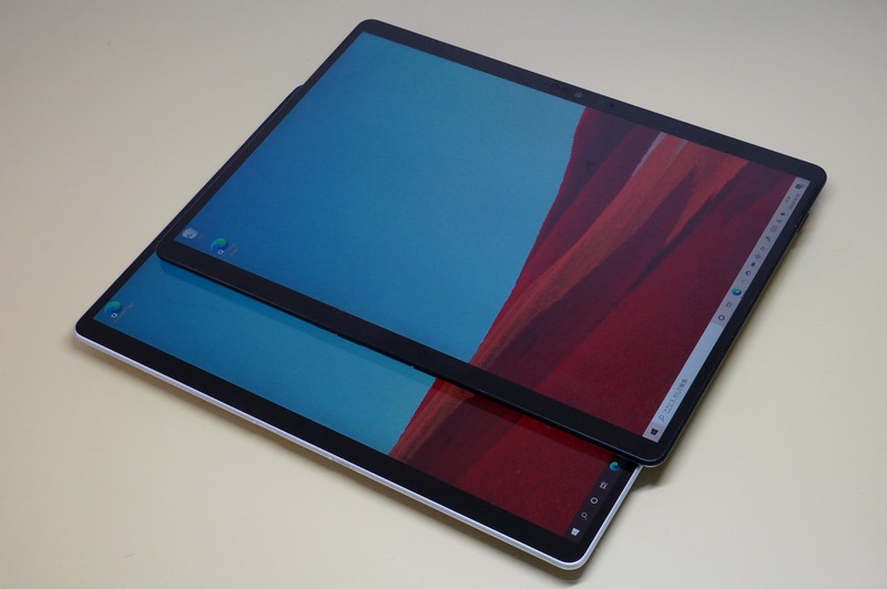 プラチナとマットブラックの比較。ディスプレイ側から見ると、どちらも同じように見えるがディスプレイ縁が違っていることがわかる