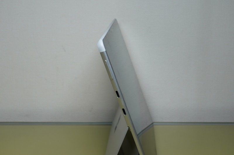 左右ポート、USB Type-C×2、Surface Connectが1つという構成は変わらず