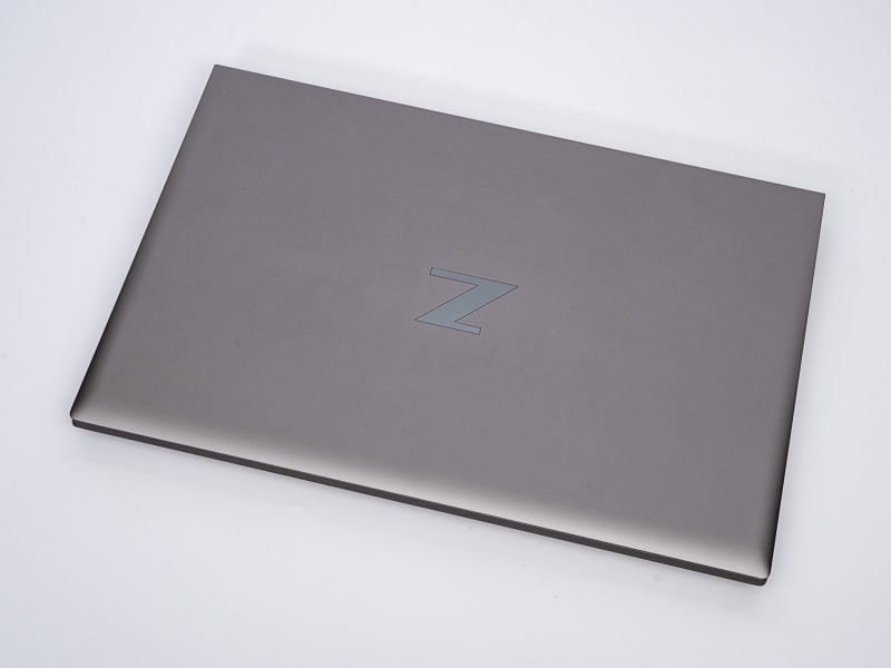 金属の質感を活かした繊細な表面仕上げは高級感があり、指紋もつきにくい。