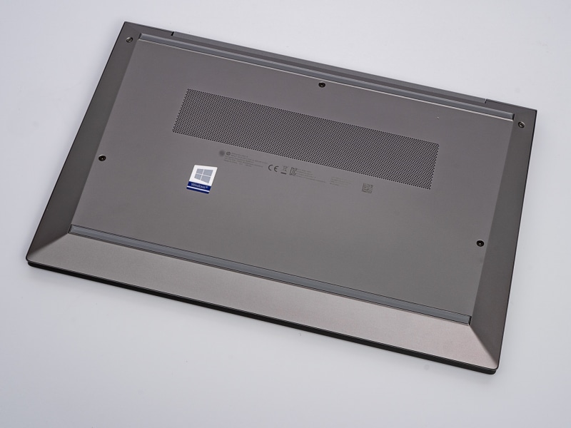 底部もシンプル。奥側に放熱口がある。