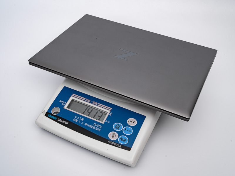 筐体のサイズは、323×214.6×17.9mm(幅×奥行き×高さ)で、重量は約1.4kgだ。実測では1,412gだった