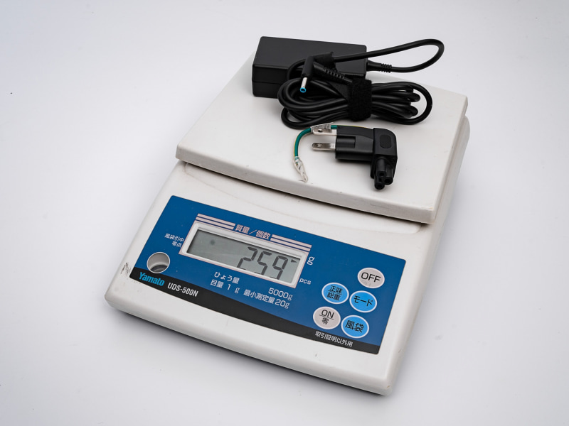 ACケーブルの代わりにウォールマウントプラグも同梱されている。これを使うと259gまで軽量化できる