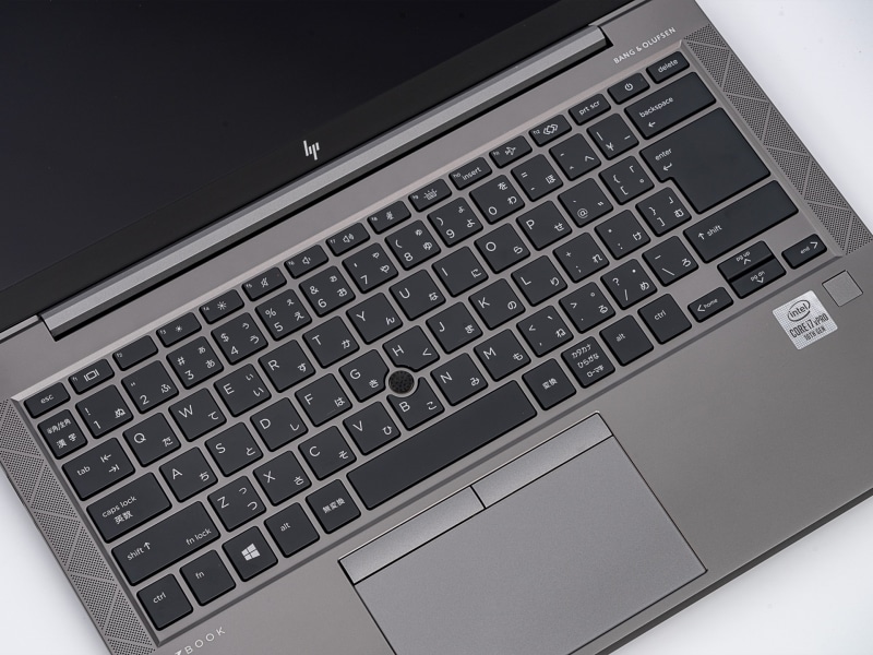 キーボードのキーピッチは18.7×18.7mm、キーストロークが1.5～1.7mm。EnterキーやBackSpaceキーが大きく、カーソルキーも独立して配置されている