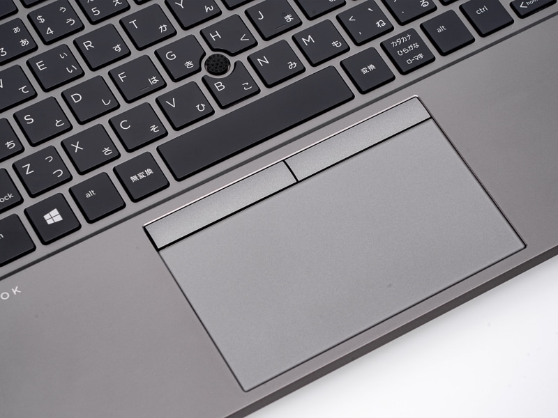 タッチパッドに加えて、スティック型のポインティングデバイスも搭載している