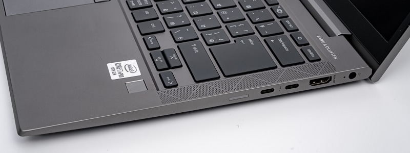 右側面には、2基のThunderbolt 3(Type-C)、HDMI 1.4b出力がある