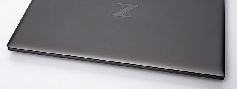 前面。端子類はない。トップカバーとボトムカバーのエッジをそれぞれ内側にカットしてあり、開けるときに指がかかりやすい。