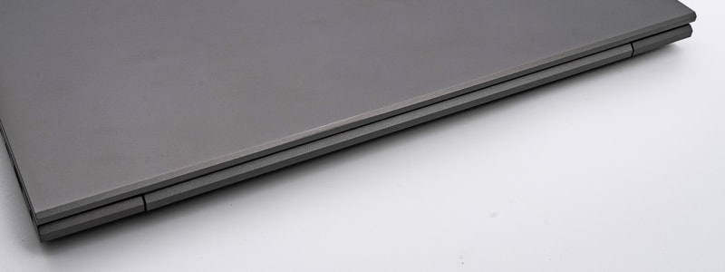 背面。端子類はない。素材の質感、造形の美しさが感じられる