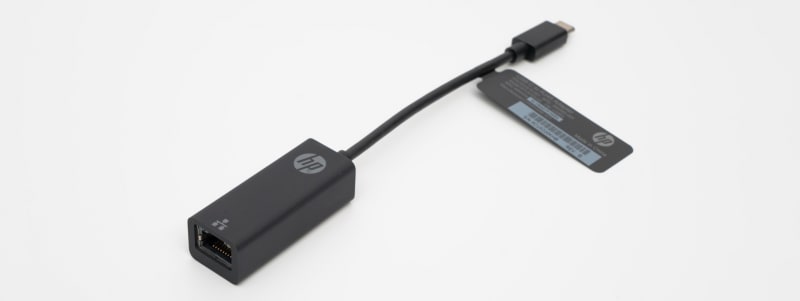 USB Type-Cに挿して使えるGigabit Ethernet対応有線LANアダプタを同梱している