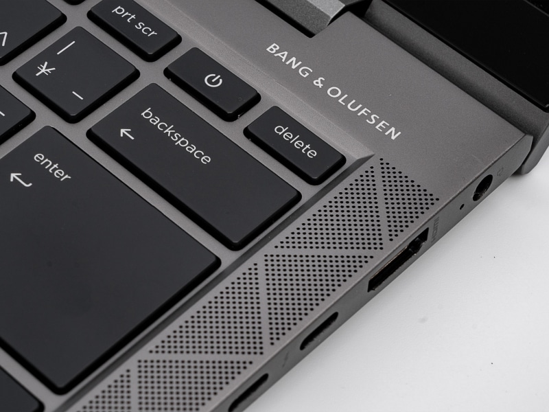 サウンド・システムは、高級オーディオブランドのBang & Olufsenと共同開発。キーボードの両サイドにスピーカーを搭載している