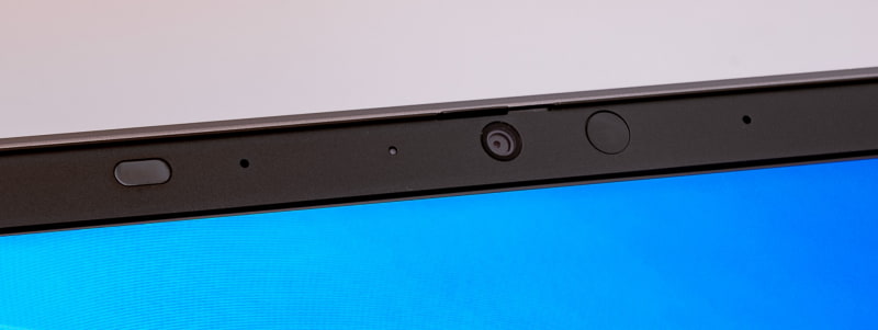 画面の上にWebカメラとトリプルマイクを搭載している