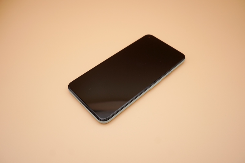 本体正面。ディスプレイは1,080×2,340ドットのHDR対応6型OLED