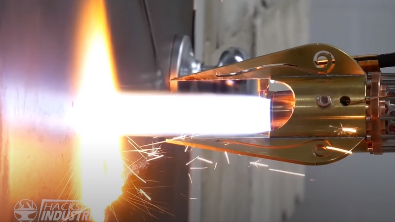 厚い金属の扉も