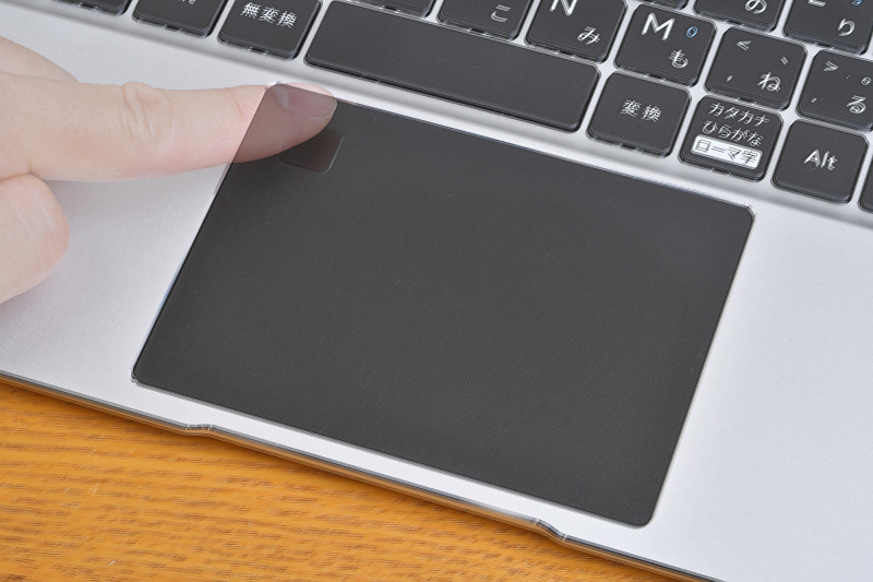 タッチパッドの左奥にはWindows Hello対応指紋認証センサーを搭載。第三者が行き交うコワーキングスペースなどで仕事をするさいには、パスワードを入力せずにロックを解除できる指紋認証センサーは必須装備だ