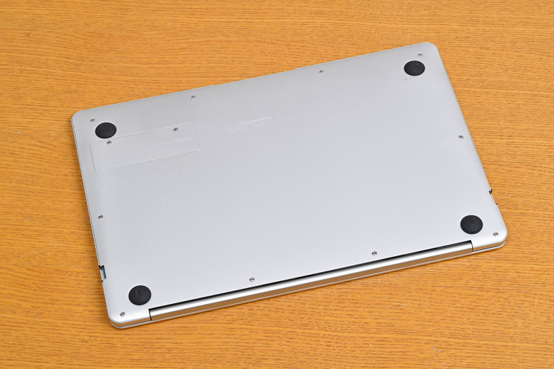 冷却ファンを内蔵すると、吸気口からどうしてもホコリが混入してしまう。どんなに吸気口の穴を小さくしたとしても、1～2年使用すれば筐体内部に大量のホコリがたまってしまうのだ。ファンレスで空気の流れが存在しなければ、このような心配は不要となる