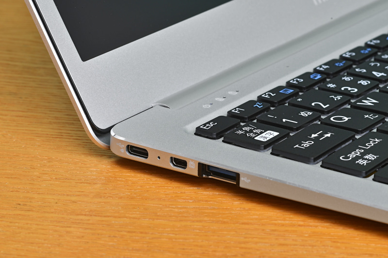 左からUSB 3.0 Type-C、Micro HDMI、USB 3.0を用意