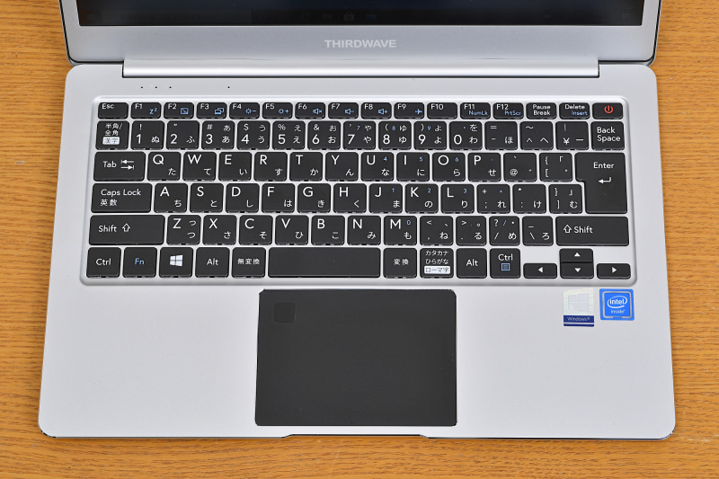 「，」、「/」、「＼(&yen;)」以外のキーはすべて等幅にそろえられている。また一般的なキーボードよりも文字の刻印が大きい。癖のないキーボードのほうが早くタッチタイピングをマスターできるはずだ