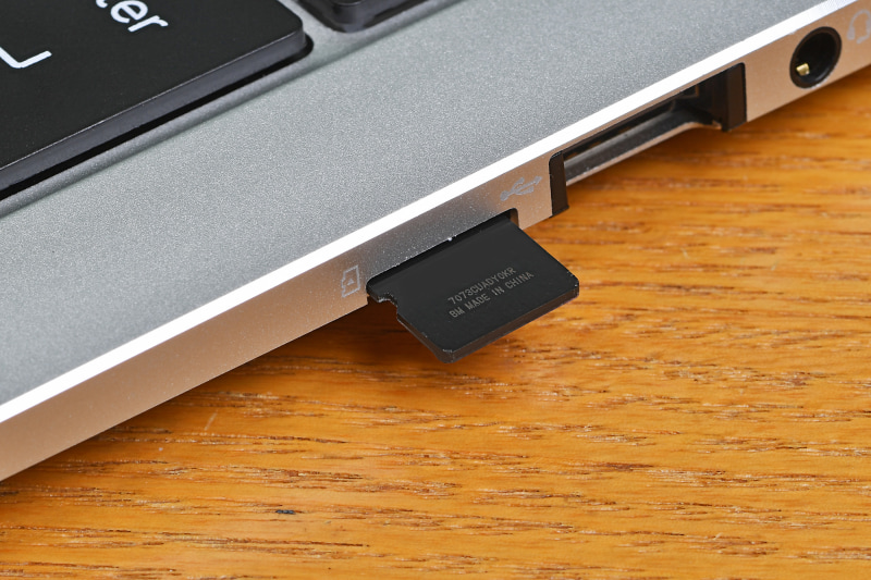 写真や動画などの容量の大きなデータは、カードリーダに装着したmicroSDカードに記録すれば、「VF-AD4」内の64GBストレージを温存できる