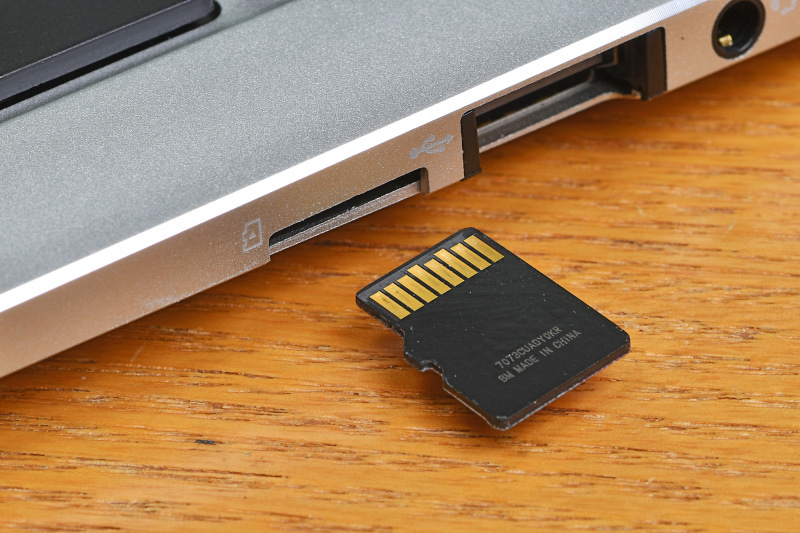 写真や動画などの容量の大きなデータは、カードリーダに装着したmicroSDカードに記録すれば、「VF-AD4」内の64GBストレージを温存できる