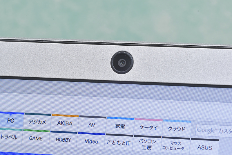 ディスプレイ上部にHD画質(1,280×720ドット)のWebカメラが内蔵。なお、マイクはキーボード奥に配置されている