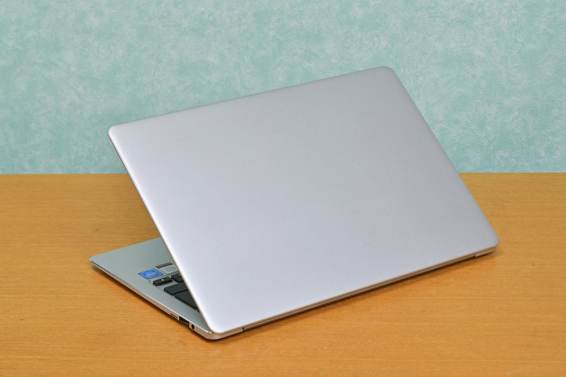 筐体は白アルマイト処理を施したアルミニウムとマグネシウムの合金仕様で天板は無地のシルバー。クセのないシンプルなデザインはあらゆる場所に馴染む