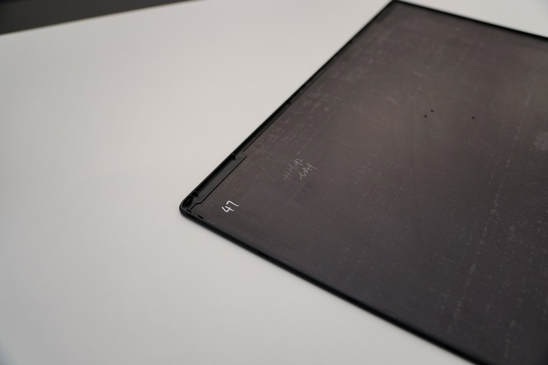 カーボンによって大幅に軽量化された天板