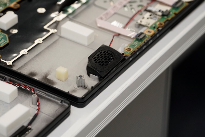 比較的左右の端に設置された先代のスピーカー