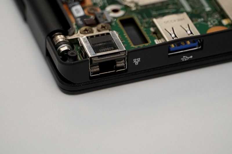 新製品のLANコネクタ