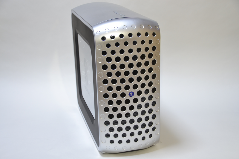 本機を前と後ろから撮影。電源ボタンの位置を確認しないと、どちらが前なのかわからない