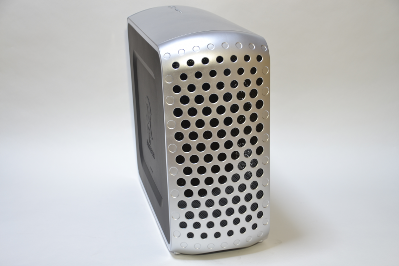 本機を前と後ろから撮影。電源ボタンの位置を確認しないと、どちらが前なのかわからない