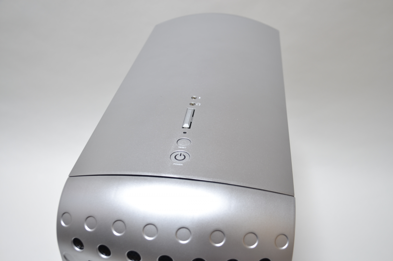 天面に電源ボタンや各種端子が縦に並ぶ