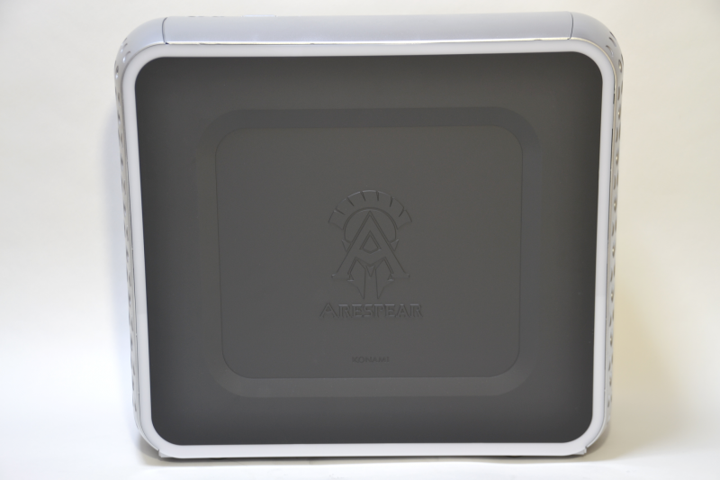 右側面はロゴが描かれるのみで空気穴などはない