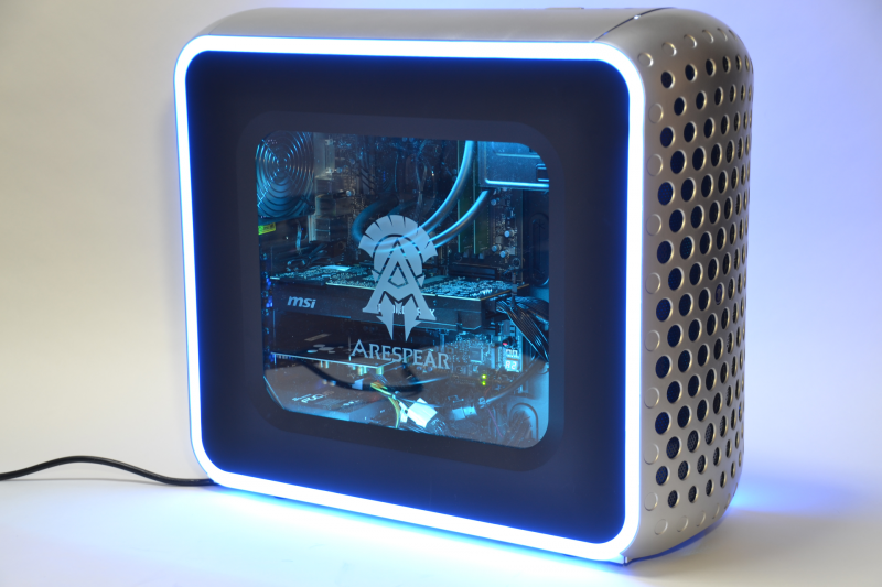 電源をオンにするとLEDが光り出す。とにかく派手だ