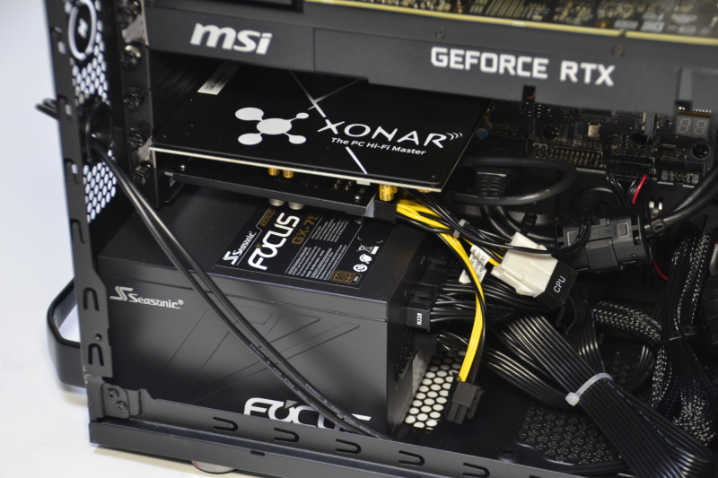 ビデオカードの下にASUS製サウンドカード。その下にSeasonic製電源が見える