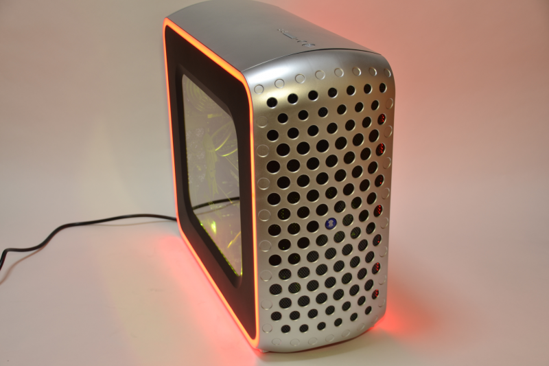 背面カバーのデザインとLEDライティングは他にない魅力だ