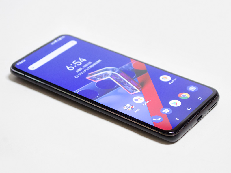 左側面にmicroSD/SIMカードスロット。下側面にType-C、ステータスLED