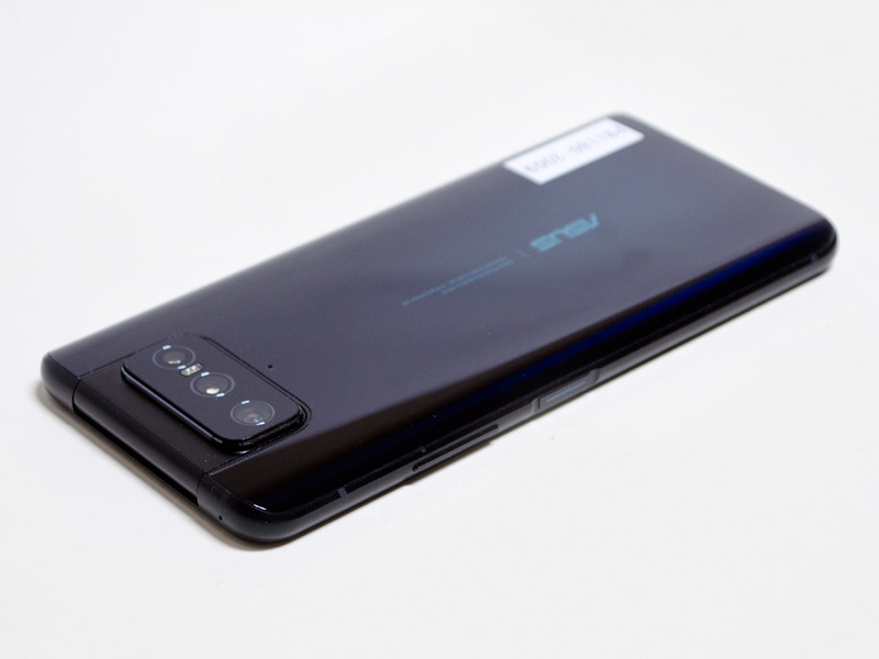 右側面に音量±ボタン、電源ボタン(スマートキー)。上側面は何もない