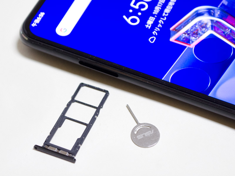Nano SIMスロットは奥がSIM1、手前がSIM2。microSDカードとは独立している
