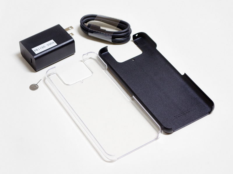 付属品。ACアダプタ(出力5V/3A、9V/3A、12V/2.5A、15V/2A、20V1.5A)、Type-Cケーブル、2種類のケース、イジェクトピン