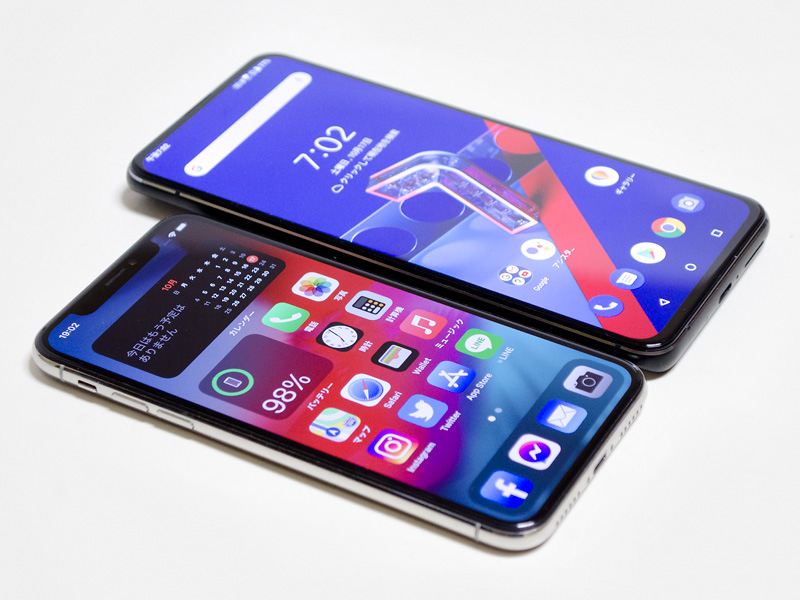 iPhone Xとの比較。パネルの輝度はどちらも最大。パネルサイズ分だけ大きいのに加え厚みもある