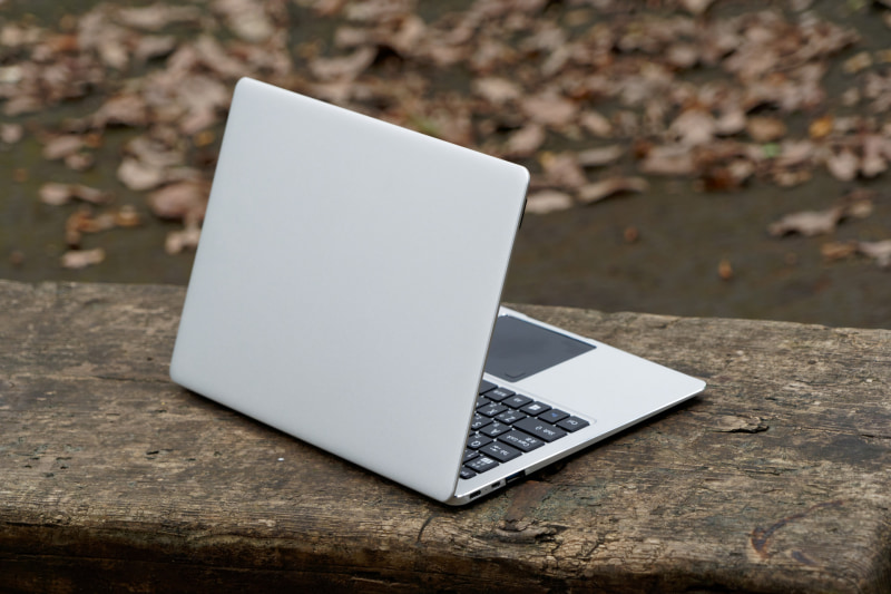 一切の装飾がない、シンプルなVF-AD4はビジネスシーンでも違和感なし。プライベートでも遊び倒せる