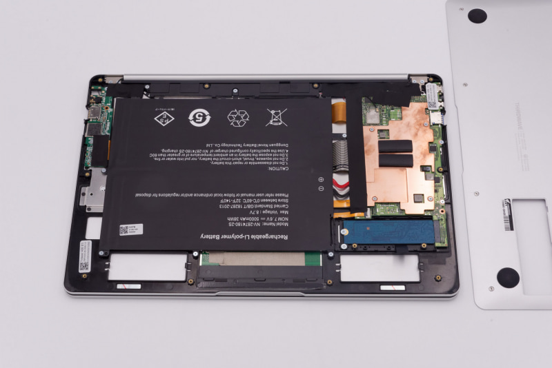 分解に必要なのはSSD装着時と同じでプラスの精密ドライバーのみ。背面にあるネジ12本を外せば底面カバーが外れる