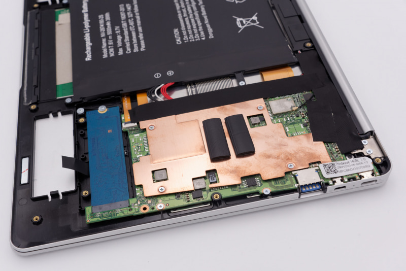 チップセット類が集約されているメインボードはたったこれだけ。放熱板は接着されているようだ