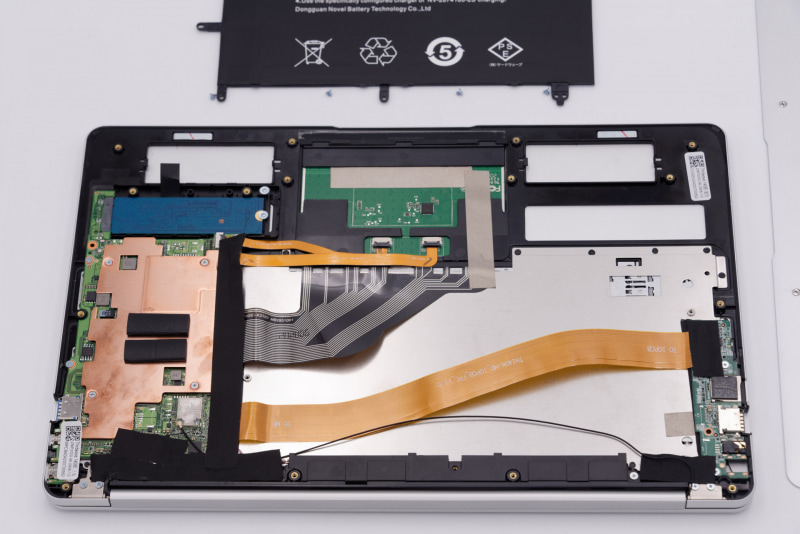 バッテリを取り外した。シルバーのフレームの向こう側はもうキーボードなので、部品点数も少なく、ごくシンプルな構造になっているように思える