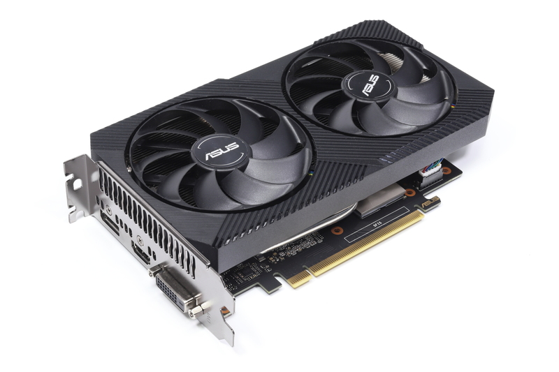 GeForce RTX 2070搭載ビデオカード「ASUS DUAL-RTX2070-O8G-MINI」。NUC 9 Proで利用できることがIntelによって確認されているビデオカードの1つだ