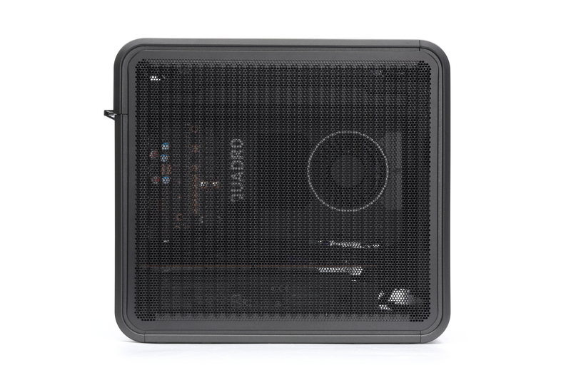 左側面。大部分が通気口を兼ねるメッシュパネルで覆われている