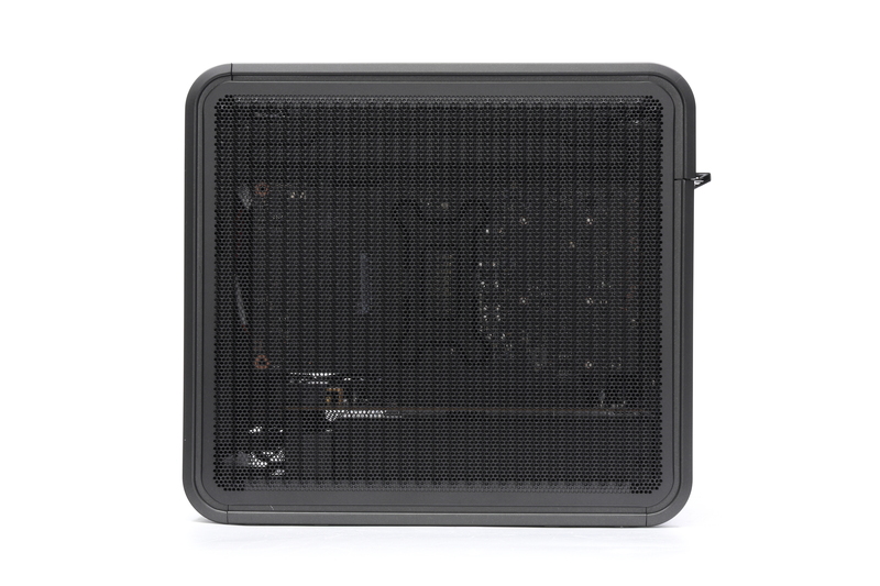 右側面。こちらもメッシュパネルで覆われている